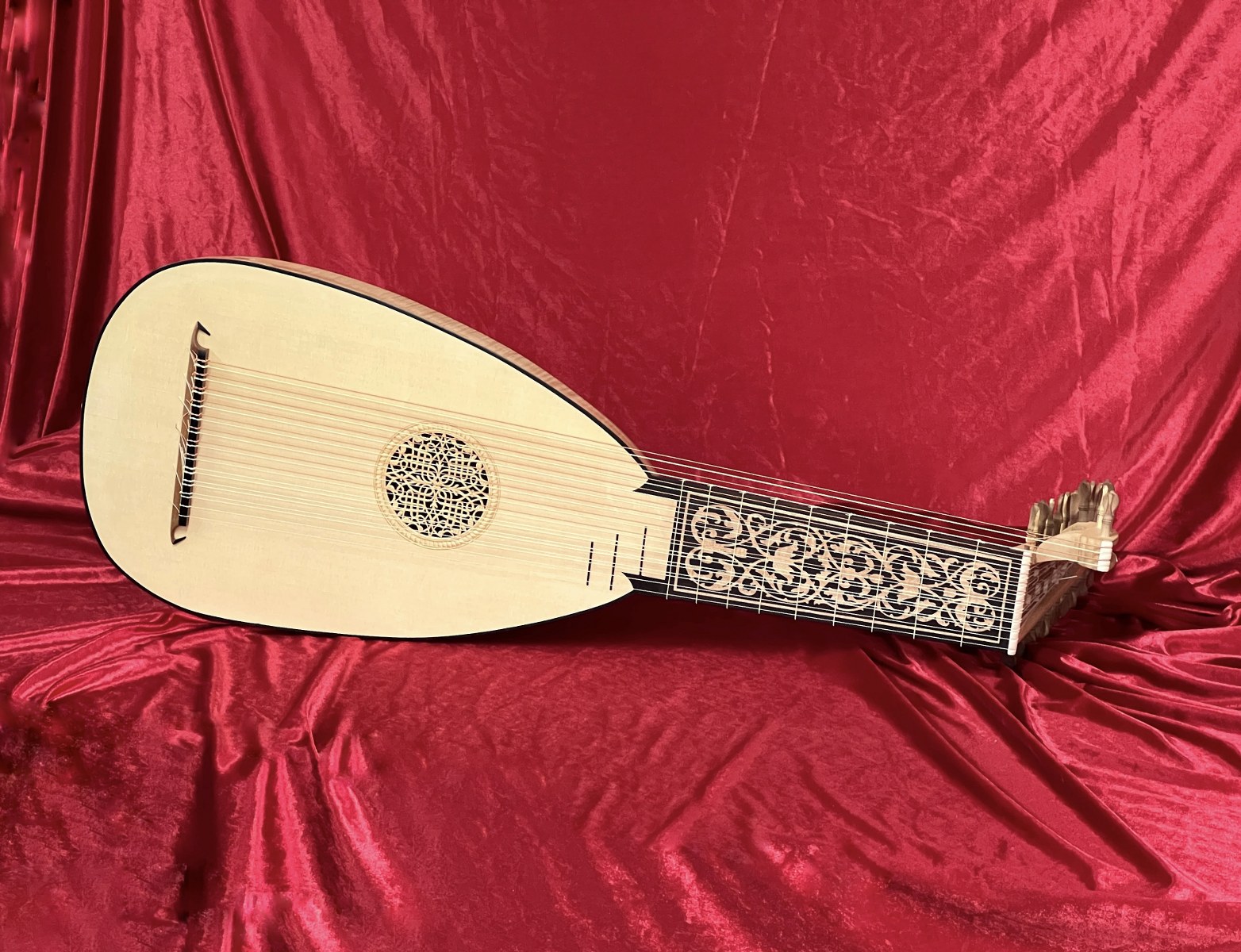 BAROQUE LUTES – Biser Lutes