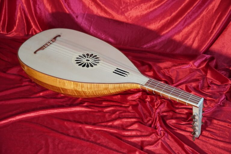 MEDIEVAL LUTES – Biser Lutes